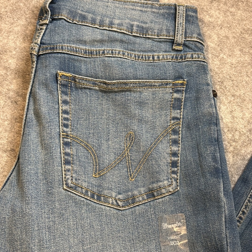 🤠 Wrangler Ladies’ NWT Straight-Leg Western Jeans – Light Wash Perfection! 🤠 - Picture 3 of 16